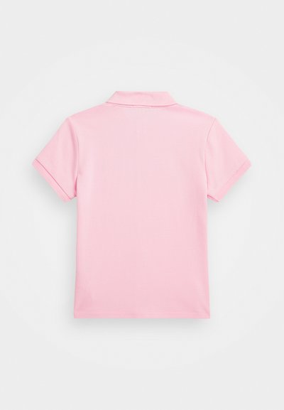 Vedere din spate a unui tricou polo simplu, roz deschis, cu mâneci scurte și guler, pe fundal alb.