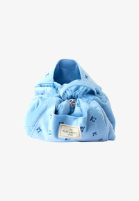 Bolsa de tela azul claro con un cierre de cordón, que presenta pequeños adornos azules y una etiqueta rectangular en la parte frontal.