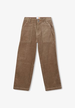 Ναυτικό πλεκτό πουλόβερ, μπεζ παντελόνι καμπάνα και καφέ μπότες. Καπέλο με λογότυπο; υφασμάτινα μανίκια; διπλωμένα μπατζάκια στα παντελόνια. Καθημερινή εμφάνιση.