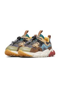 Vícebarevné tenisky z síťoviny a syntetických materiálů, s robustní podešví a elastickými tkaničkami s poutky. Mezi významné prvky patří různé textury.