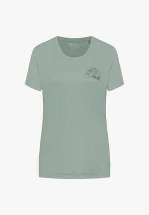 Lichtgroen T-shirt met korte mouwen gemaakt van zachte stof. Heeft een eenvoudige bergafbeelding op de linkerborst en een ronde halslijn.