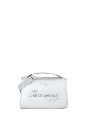 Witte leren tas met een textuur, voorzien van de gegraveerde tekst "IK BEN EEN VERANTWOORD TELTAS" en een verstelbare schouderband met logo detail.