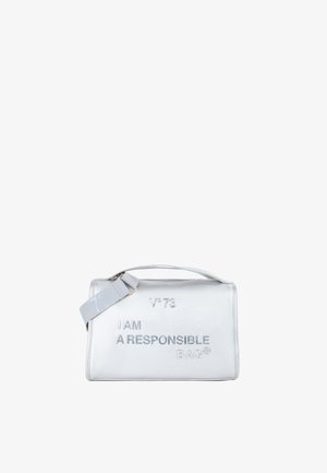 Witte leren tas met een textuur, voorzien van de gegraveerde tekst "IK BEN EEN VERANTWOORD TELTAS" en een verstelbare schouderband met logo detail.