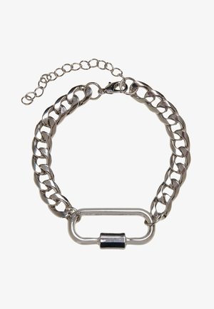 Strieborný kovový náramok s dizajnom veľkého článkového reťazca, s centrálnym predĺženým karabínovým zapínaním a nastaviteľnou predlžovacou reťazou.