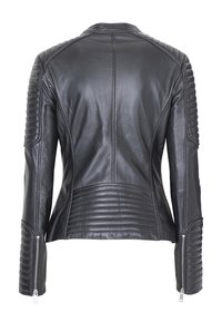 Schwarze Lederjacke mit gerippten Akzenten an Schultern und Ärmeln, taillierte Silhouette und Reißverschlüsse an den Bündchen für zusätzlichen Detailreichtum.
