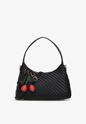 Sac à main en cuir tressé noir avec une anse courte, des éléments métalliques dorés et des breloques en cuir en forme de cerises rouges attachées à la bandoulière.