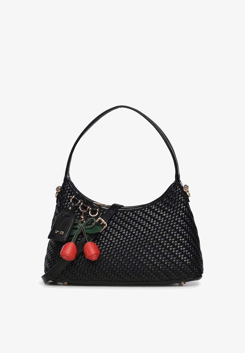 Bolso de mano de cuero negro tejido con asa corta, herrajes dorados y adornos de cuero en forma de cerezas rojas unidos a la correa.