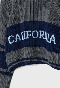 Stradivarius Sweter