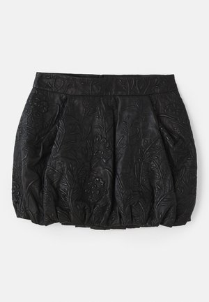 Fustă din piele neagră cu un model floral embosat, pliuri strânse și o talie netedă. Are un fermoar ascuns la spate.