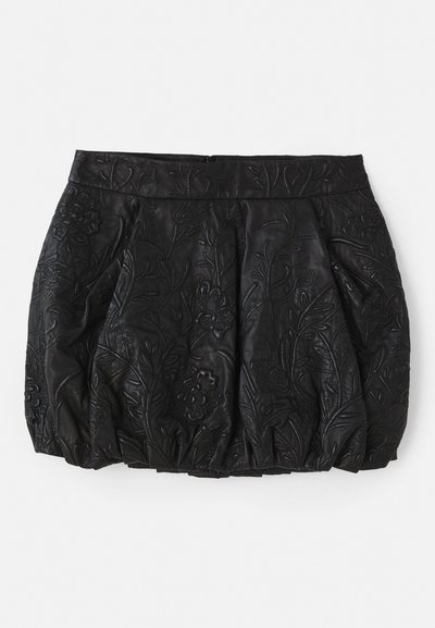 Jupe en cuir noir avec un motif floral en relief, des plis fronc�és et une taille lisse. Dotée d'une fermeture éclair dissimulée à l'arrière.
