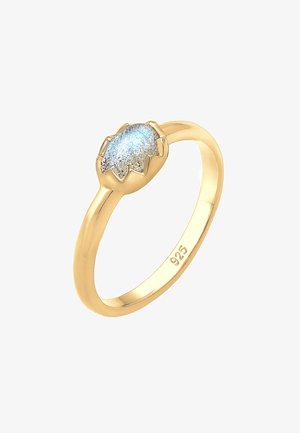 Goldplattierter Sterlingsilberring mit einem zentralen hellblauen Stein mit strukturierter Oberfläche, der die Form eines Blattes hat, in ein florales Design eingefasst.