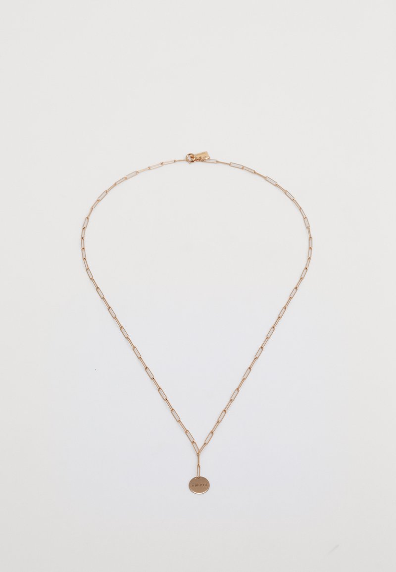 Colar em corrente de ouro rosa com elos alongados, apresentando um pendente circular com gravação. Fecho simples para fechamento.