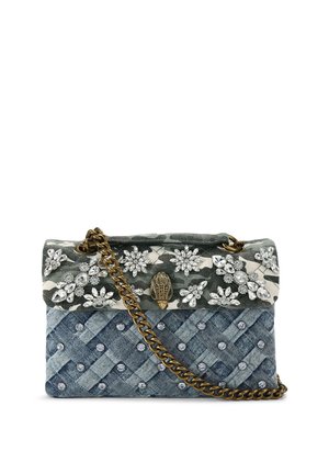 Kleine crossbody tas van denim en bloemenstof met kristallen versieringen, gouden kettingriem en decoratieve sluiting in de vorm van een hand.