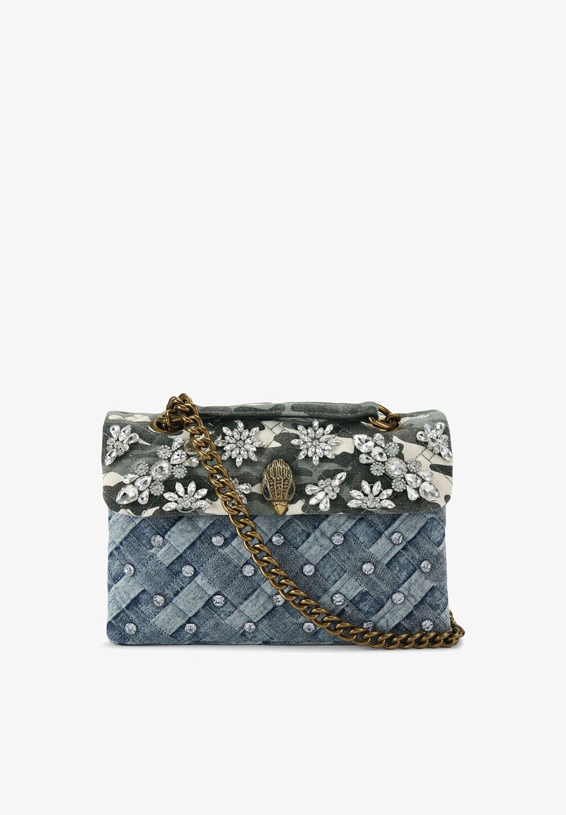 Kleine crossbody tas van denim en bloemenstof met kristallen versieringen, gouden kettingriem en decoratieve sluiting in de vorm van een hand.