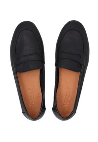 Sorte læderloafers med en glat tekstur, med et dekorativt bånd over tåen og en beige læderindersål.