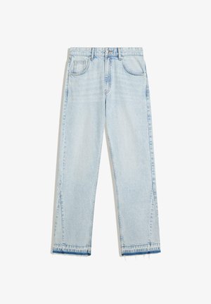 Jean droit bleu clair avec poches avant, passants pour ceinture, fermeture par bouton et fermeture éclair, et ourlets effilochés sur fond blanc.