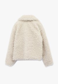 Faux fur jakke i cremefarve, med krave og lange ærmer, blød tekstur og en boxy silhuet. Bagviewet fremviser det lukkede materiale.