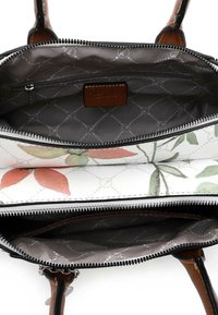 Sac à main noir avec des accents en cuir brun, fermeture éclair, doublure à motif floral et plusieurs compartiments à l'intérieur pour l'organisation.