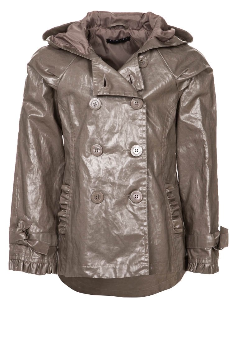 Chaqueta cruzada de color caqui con textura brillante y arrugada, botones grandes, detalles fruncidos en las mangas y capucha desmontable.