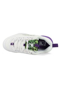 Zapatilla deportiva blanca con parte superior de cuero perforado, acentos morados y un forro de estampado de leopardo verde. Diseño con cordones y un tirador en la parte trasera.