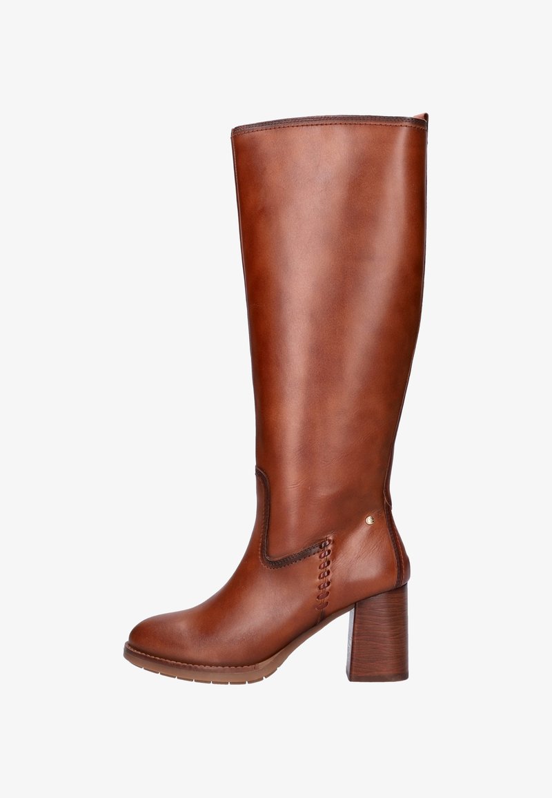 Bota de cuero marrón hasta la rodilla con punta redonda, costuras decorativas y un tacón apilado. Textura suave con un acabado pulido.