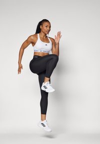 adidas Performance POWERREACT TECHFIT - Sports-BH-er med medium støtte - white