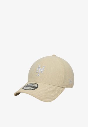 Gorra de béisbol de pana beige con una visera curva y un logotipo "NY" blanco bordado en el frente.