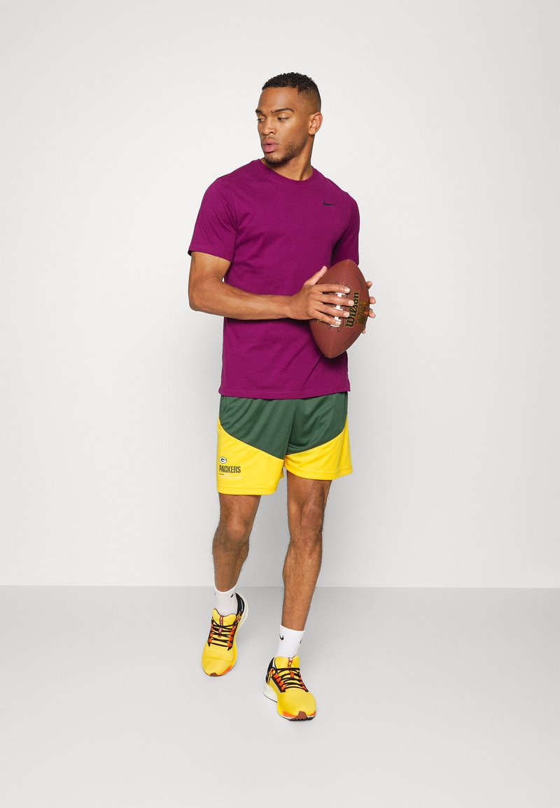 Herren Shirts | Nike Performance NFL GREEN BAY PACKERS MENS DRI-FIT SHORT kurze Sporthose university gold/grün - KI46884 Herren Shirts | Nike Performance NFL GREEN BAY PACKERS MENS DRI-FIT SHORT kurze Sporthose university gold/grün - KI46884