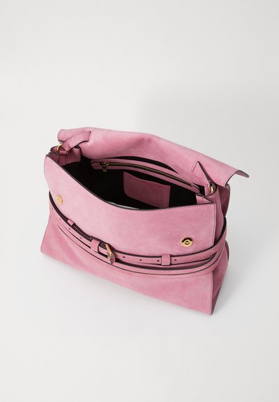 Borsa a mano in suede rosa con forma strutturata, dotata di una tasca con zip, chiusure magnetiche e dettagli in pelle nera.