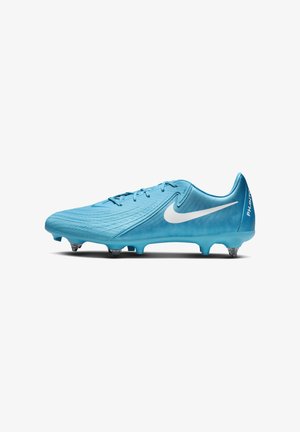 Nike Phantom Fußballschuhe, hellblaues synthetisches Obermaterial, strukturiertes Design, weißes Swoosh-Logo, geformte Stollen und gebogener Fersenbereich für Traktion.