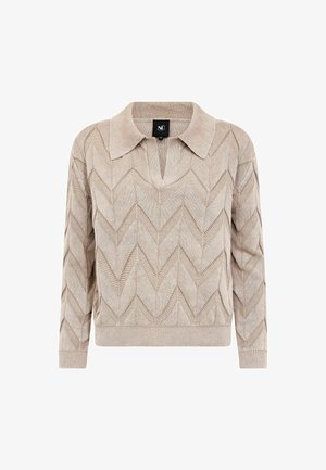 Jersey largo de punto beige con manga larga, cuello abierto y patrón texturizado de zigzag en toda la prenda.