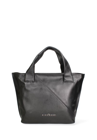 Sac fourre-tout en cuir noir avec double anses, présentant un design de coutures diagonales. Branding minimaliste affiché à la base en lettres argentées.