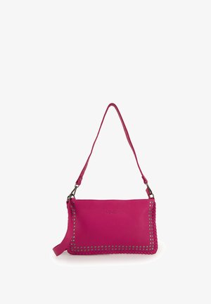 Roze leren handtas met metalen studs langs de randen, met een discreet logo en een schouderband voor gemakkelijke draagbaarheid.