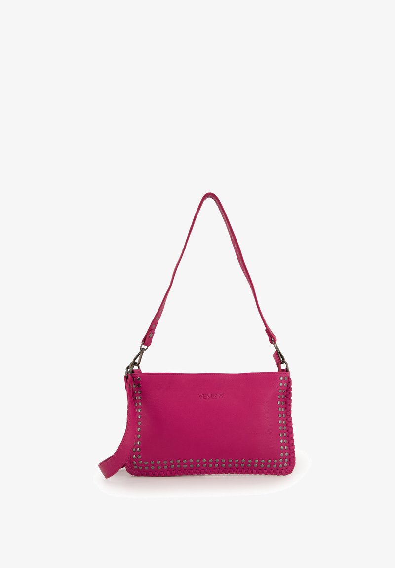 Rosa Lederhandtasche mit Metallnieten entlang der Kanten, ausgestattet mit einem dezenten Logo und einem Schultergurt für einfachen Transport.