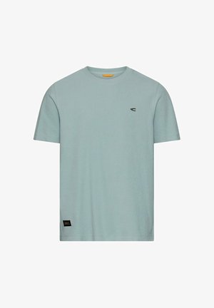 Effen lichtblauw T-shirt met korte mouwen en een ronde hals, met een klein zwart logo op de linkerborst en een zwart label nabij de onderste zoom, op een witte achtergrond.