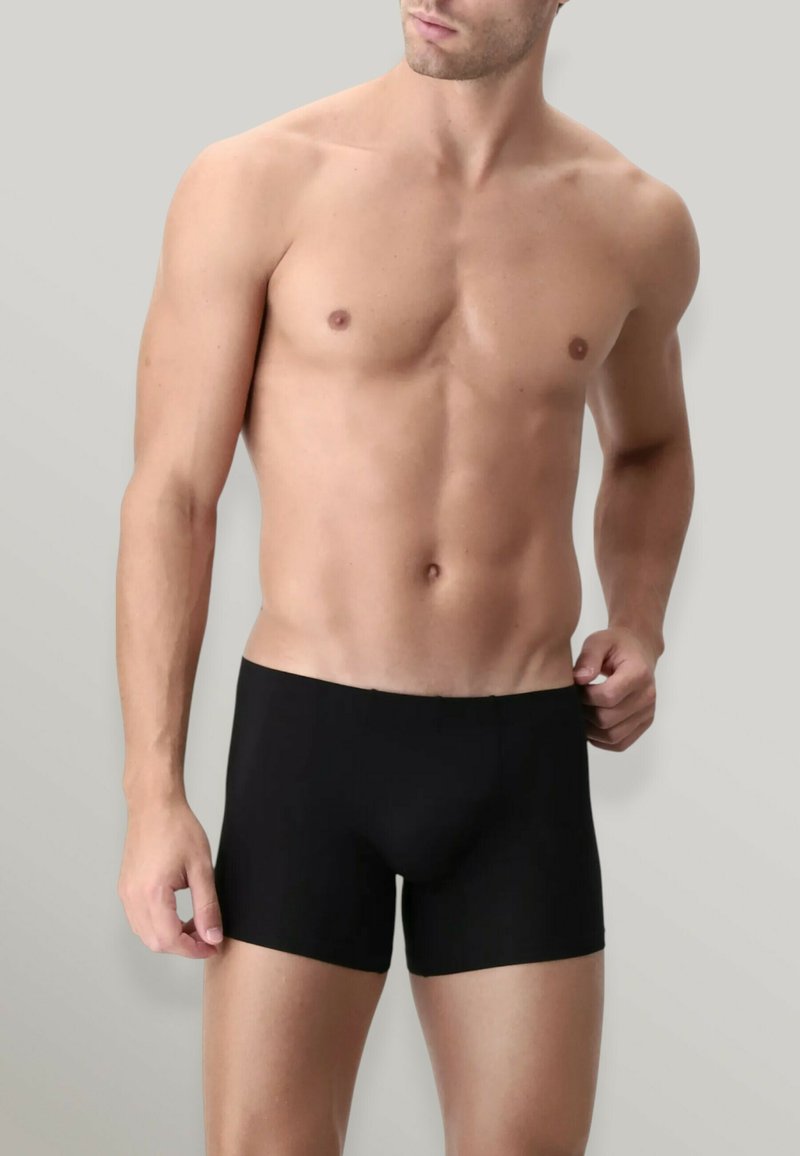 Boxer briefs neri realizzati in tessuto liscio, con un design aderente, un elastico in vita, cuciture piatte e senza loghi o fantasie visibili.