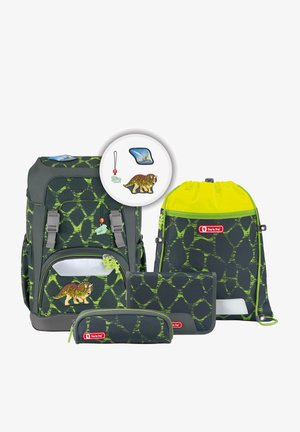 Ensemble de sac à dos en vert foncé avec un motif graphique. Les caractéristiques incluent un patch de dinosaure, des compartiments zippés et des accents jaune vif.