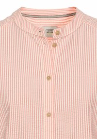 Korte mouwen licht katoenen shirt met afwisselende roze en witte strepen. Beschikt over een bandkraag, twee knopen en een comfortabele pasvorm.