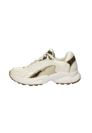 Scarpa sportiva bianca con accenti metallici dorati, pannelli in rete e suola testurizzata. Design con lacci e colletto imbottito per il comfort.