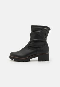Cizmă de gleznă din piele neagră cu design plisat, fermoar lateral, toc bloc, blastă texturată și talpă din cauciuc cu model de aderență.