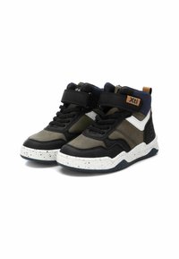 Zapatillas de caña alta con paneles en negro, verde oliva y blanco; materiales texturizados; correa de Velcro; suela blanca moteada; cuello acolchado.