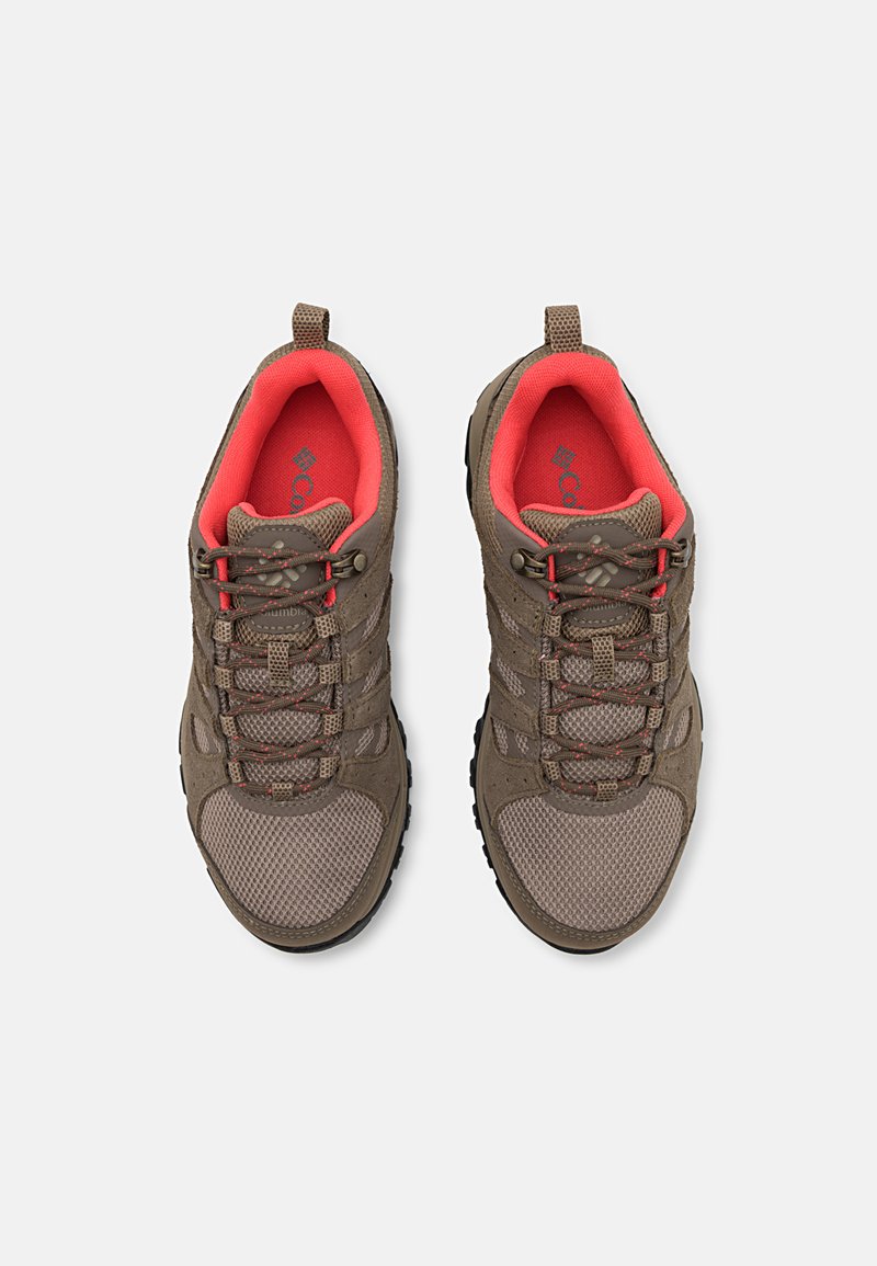 Zapatos de senderismo marrones con paneles de malla, suelas de goma texturizada y un interior rojo. Presentan un sistema de cordones y punteras reforzadas.