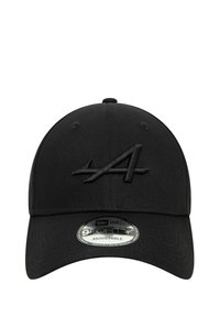 Schwarze verstellbare Baseballkappe mit flacher Krempe, ausgestattet mit einem erhabenen, gestickten Logo auf der Vorderseite und texturiertem Stoff für Langlebigkeit.