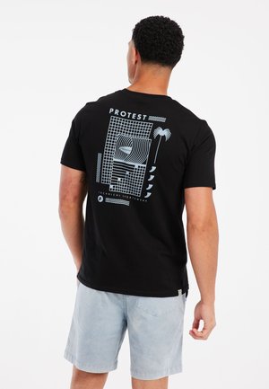 Černé bavlněné tričko s grafickým potiskem v světle modré barvě na zádech, s geometrickými vzory a textem, nošené s světle modrými šortkami.