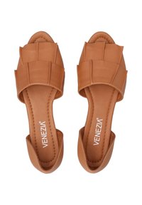 Tan leren slip-on sandalen met eengequilte ontwerp en open teen. Beschikt over een platte zool en een soepele textuur, gelabeld "Venezia" op de binnenzool.