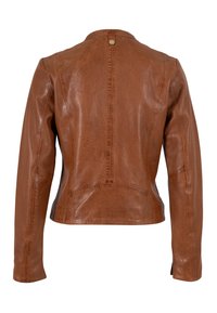 Bruine leren jas, nauwsluitend model, getextureerd oppervlak, zichtbare naden, knoopdetail bij de kraag en naadloze mouwen.