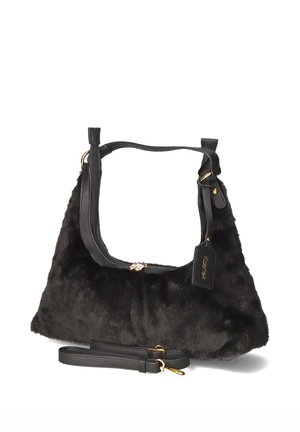 Schwarze Handtasche aus Kunstfell mit schwarzem Lederträger und goldfarbenen Beschlägen, einschließlich Reißverschluss und Markenetikett, gezeigt mit abnehmbarem Schulterriemen unten.