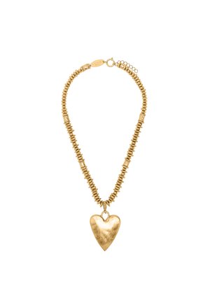 Naszyjnik z koralików w złoconym odcieniu z cylindrycznymi przegrodami i dużym zawieszonym w środku sercem oraz zapięciem na karabińczyk.