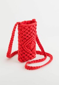 Sac à bandoulière rouge en crochet avec une finition texturée, doté d'une sangle tressée et d'un motif de cœur complexe sur le devant.