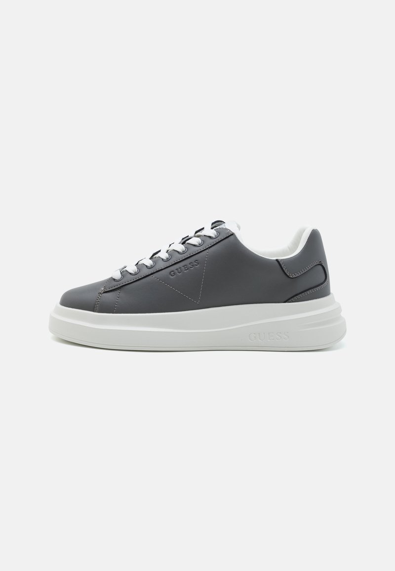 Baskets en cuir gris avec semelle blanche, bout rond, design à lacets, détail de marque sur le côté et col rembourré pour le confort.